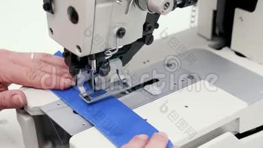 女工人用缝纫机为纽扣打洞